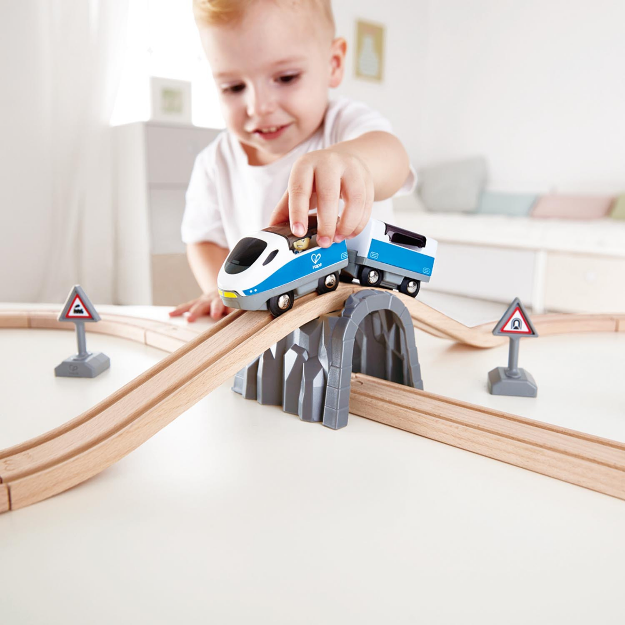 Hape figure eight store railway set